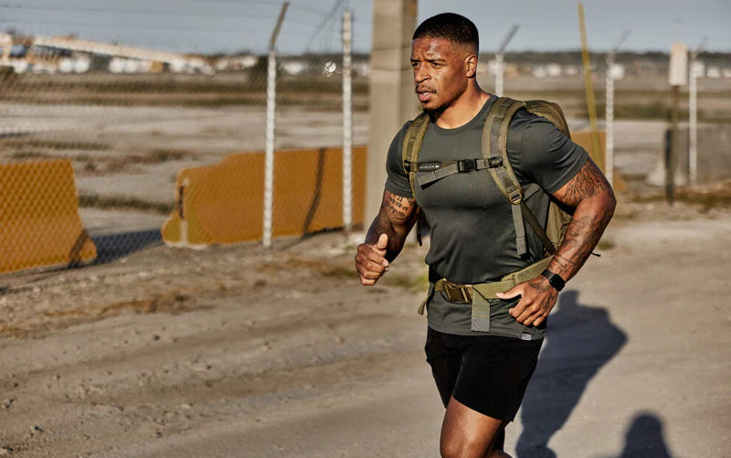Entrenamiento de rucking: cómo quemar calorías como corriendo pero caminando (y cómo empezar con un chaleco con peso)