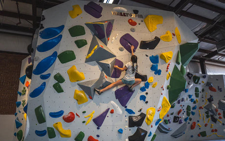 Bouldering (escalada en búlder): el deporte urbano que explota en LATAM y por qué es el mejor entrenamiento funcional que no estás haciendo