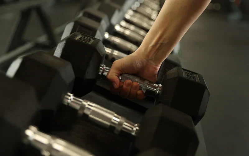 Cómo entrenar la fuerza del cuello y trapecios en casa con bandas y mancuernas