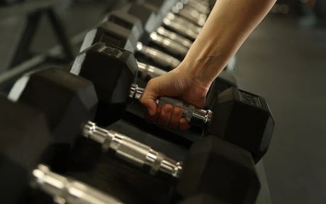 Cómo entrenar la fuerza del cuello y trapecios en casa con bandas y mancuernas