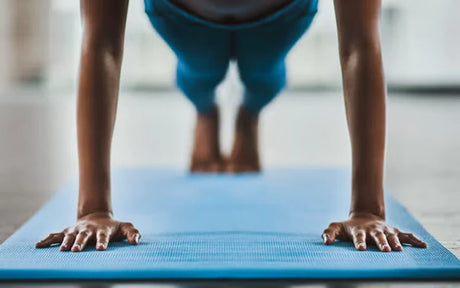 Dolor de muñeca en planchas, flexiones y burpees: por qué pasa y cómo seguir entrenando