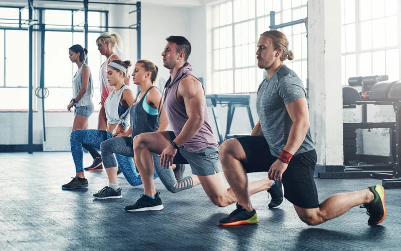 EMOM y AMRAP en casa con mancuernas: plantillas de 20 minutos que sí funcionan