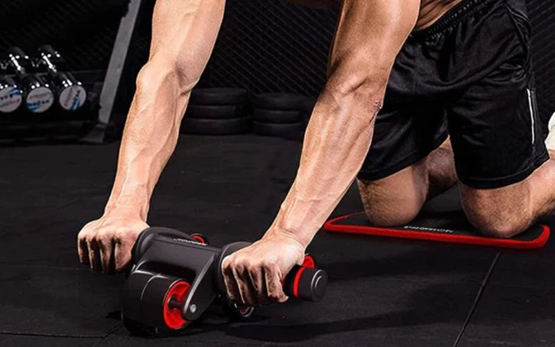 Entrenamiento funcional con rueda abdominal, bandas y colchoneta