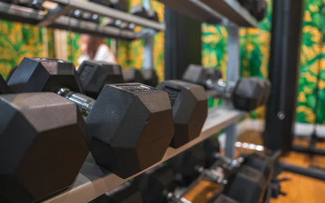 Qué significa realmente que una mancuerna sea “hexagonal”, “ergonómica” o “antideslizante”