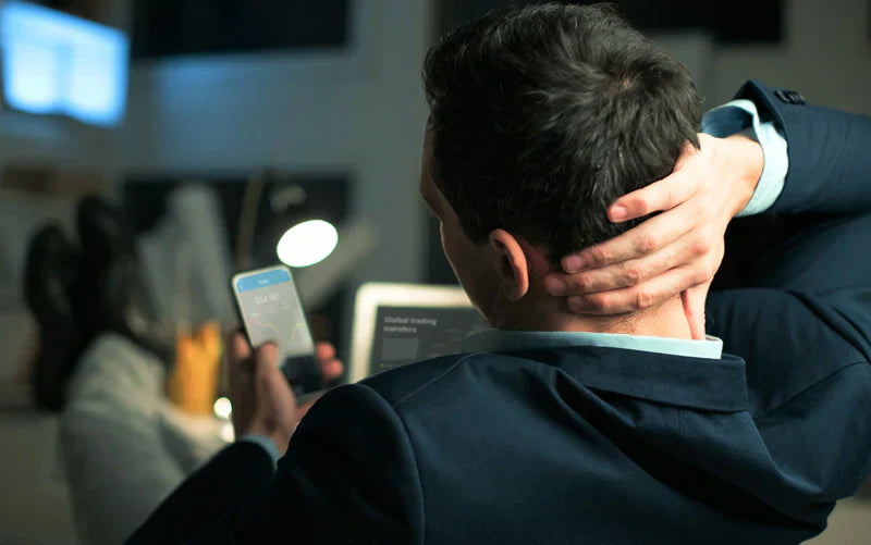 Tech neck: cómo revertir el daño cervical de mirar el celular y la laptop 8 horas al día